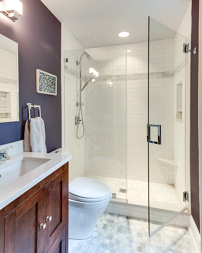 Réalisation d'une salle de bain design en bois foncé de taille moyenne avec un plan de toilette en marbre, WC à poser, un carrelage blanc, un mur violet, un placard à porte shaker, un carrelage métro, un sol en carrelage de porcelaine et un lavabo encastré.
