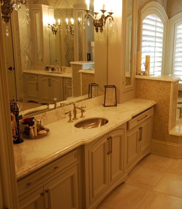 Пример оригинального дизайна: главная ванная комната среднего размера в классическом стиле с фасадами с выступающей филенкой, белыми фасадами, угловой ванной, двойным душем, раздельным унитазом, белой плиткой, стеклянной плиткой, белыми стенами, мраморным полом, врезной раковиной и мраморной столешницей