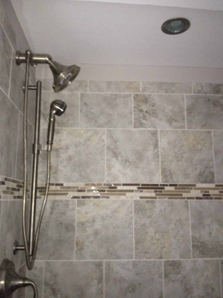 Foto di una piccola stanza da bagno padronale tradizionale con ante lisce, ante in legno bruno, doccia doppia, WC a due pezzi e top in granito