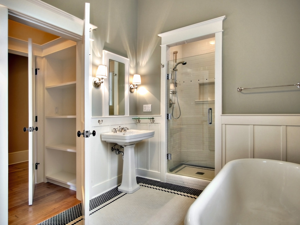 Стильный дизайн: ванная комната в стиле неоклассика (современная классика) с раковиной с пьедесталом, ванной на ножках, душем в нише, серыми стенами и полом из керамической плитки - последний тренд