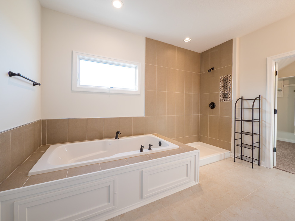 Aménagement d'une grande salle de bain principale craftsman en bois brun avec un placard avec porte à panneau surélevé, une baignoire posée, un carrelage beige, des carreaux de céramique, un mur blanc, un sol en carrelage de céramique et un plan de toilette en granite.