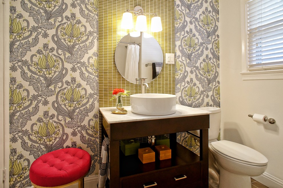 Пример оригинального дизайна: маленькая детская ванная комната в стиле неоклассика (современная классика) с настольной раковиной, открытыми фасадами, темными деревянными фасадами, мраморной столешницей, накладной ванной, душем над ванной, унитазом-моноблоком, зеленой плиткой, белыми стенами, полом из керамической плитки, плиткой мозаикой и коричневым полом для на участке и в саду