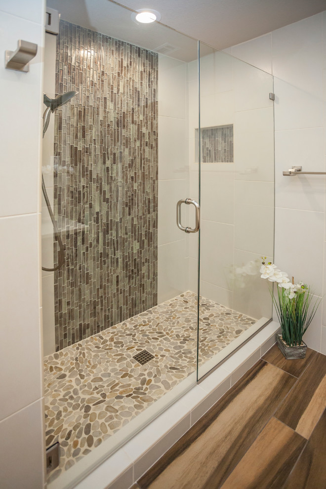 Exemple d'une petite douche en alcôve tendance avec un carrelage marron, un carrelage gris, des carreaux en allumettes, un mur blanc, un sol en carrelage de porcelaine, un sol marron et une cabine de douche à porte battante.