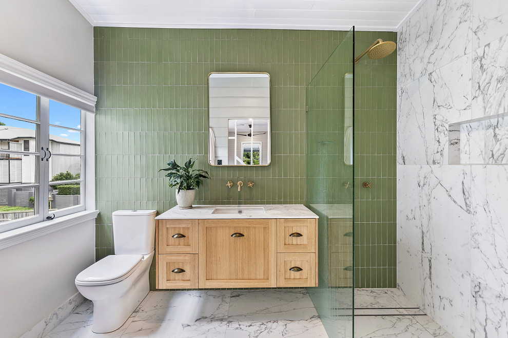 Immagine di una stanza da bagno con doccia moderna con ante con riquadro incassato, ante in legno chiaro, doccia aperta, piastrelle verdi, pareti bianche, pavimento in marmo, lavabo sottopiano, top in marmo, doccia aperta e top bianco