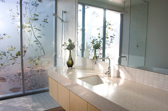 Стильный дизайн: ванная комната среднего размера в стиле модернизм с светлыми деревянными фасадами, отдельно стоящей ванной, открытым душем, унитазом-моноблоком, белой плиткой, керамической плиткой, белыми стенами, темным паркетным полом, душевой кабиной, врезной раковиной и столешницей из искусственного кварца - последний тренд