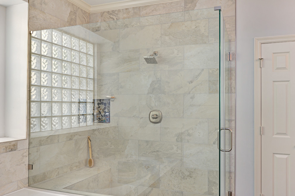Bild på ett stort vintage vit vitt en-suite badrum, med luckor med upphöjd panel, vita skåp, en jacuzzi, en hörndusch, beige kakel, porslinskakel, vita väggar, klinkergolv i porslin, ett fristående handfat, bänkskiva i kvarts, grått golv och dusch med gångjärnsdörr
