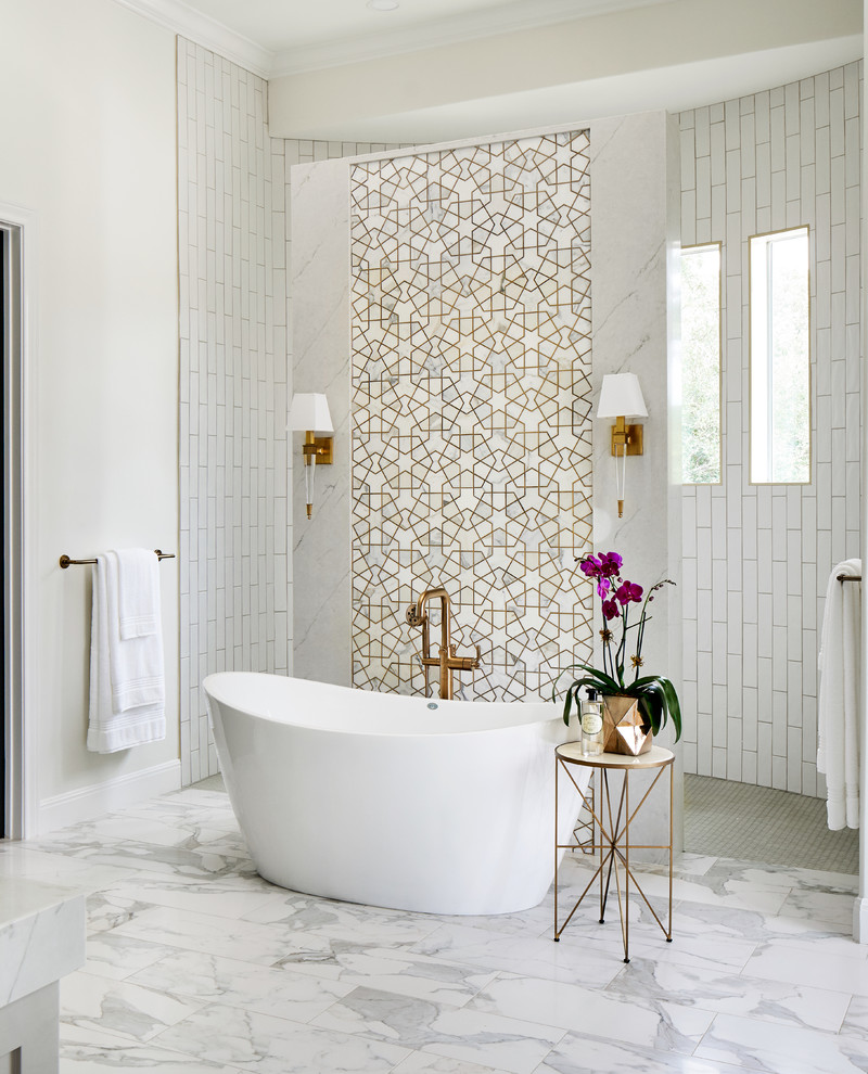 Esempio di una grande stanza da bagno padronale chic con ante in stile shaker, ante grigie, vasca freestanding, doccia aperta, WC monopezzo, piastrelle bianche, piastrelle a mosaico, pareti bianche, pavimento in gres porcellanato, lavabo sottopiano, top in quarzo composito, pavimento bianco, doccia aperta e top grigio