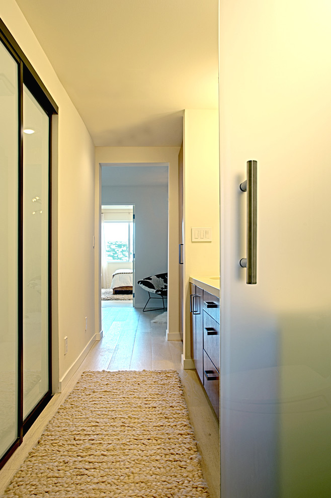 Ejemplo de cuarto de baño contemporáneo con armarios con paneles lisos