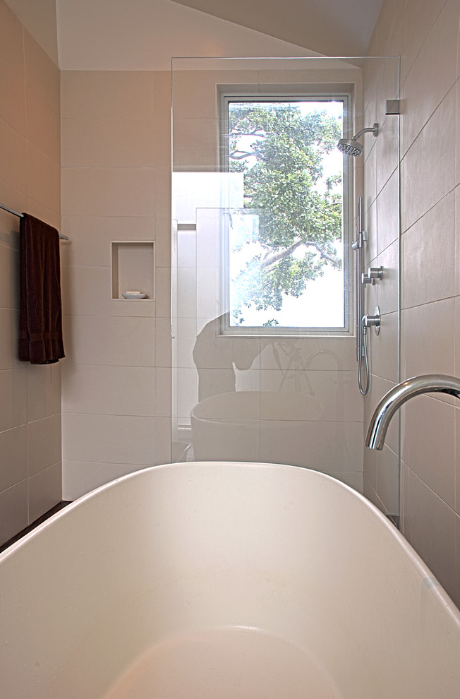 Diseño de cuarto de baño contemporáneo con bañera exenta y ventanas
