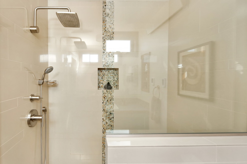 Пример оригинального дизайна: главная ванная комната в стиле кантри с фасадами с утопленной филенкой, синими фасадами, двойным душем, унитазом-моноблоком, белой плиткой, керамической плиткой, белыми стенами, полом из керамогранита, накладной раковиной, столешницей из ламината, белым полом, душем с распашными дверями и зеленой столешницей