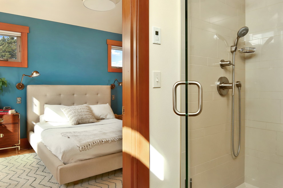 На фото: главная ванная комната в стиле кантри с фасадами с утопленной филенкой, синими фасадами, двойным душем, унитазом-моноблоком, белой плиткой, керамической плиткой, белыми стенами, полом из керамогранита, накладной раковиной, столешницей из ламината, белым полом, душем с распашными дверями и зеленой столешницей с