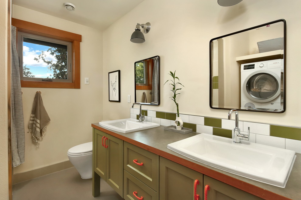 Идея дизайна: детская ванная комната в стиле рустика с фасадами с утопленной филенкой, зелеными фасадами, душем над ванной, разноцветной плиткой, керамической плиткой, полом из линолеума, накладной раковиной, столешницей из ламината, серым полом, шторкой для ванной, серой столешницей и бежевыми стенами
