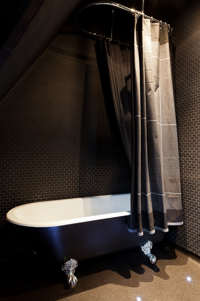 Источник вдохновения для домашнего уюта: ванная комната в стиле модернизм с отдельно стоящей ванной и плиткой мозаикой