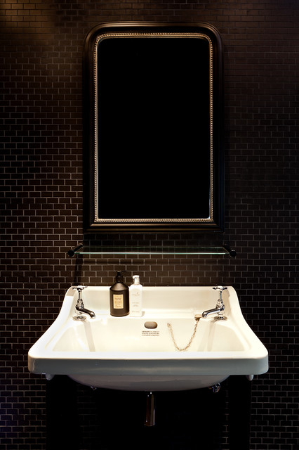 Hvilken fugefarve skal du vælge til et badeværelse med sorte fliser?