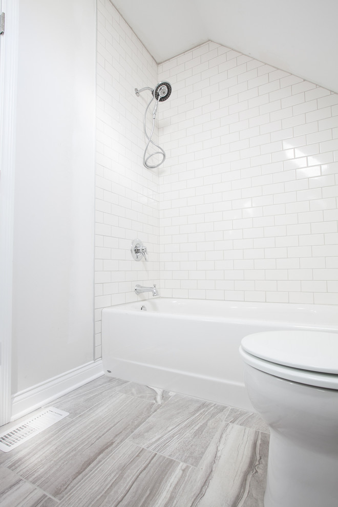 Cette image montre une petite douche en alcôve bohème avec une baignoire en alcôve, un carrelage noir et blanc, des carreaux de céramique et un sol en carrelage de céramique.