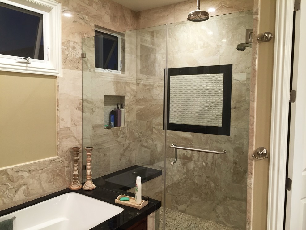 Inspiration för ett stort vintage en-suite badrum, med beige kakel, beige väggar, ett badkar i en alkov, en dusch i en alkov, porslinskakel och dusch med gångjärnsdörr