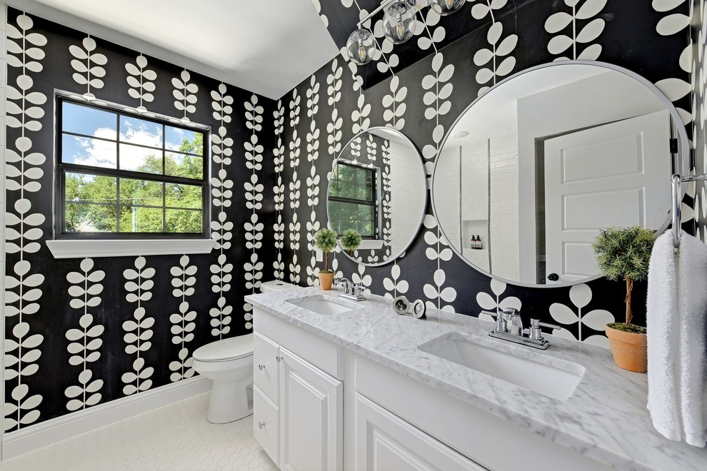 Idee per una stanza da bagno chic con ante con bugna sagomata, ante bianche, pareti nere, pavimento con piastrelle a mosaico, lavabo sottopiano, pavimento bianco e top bianco
