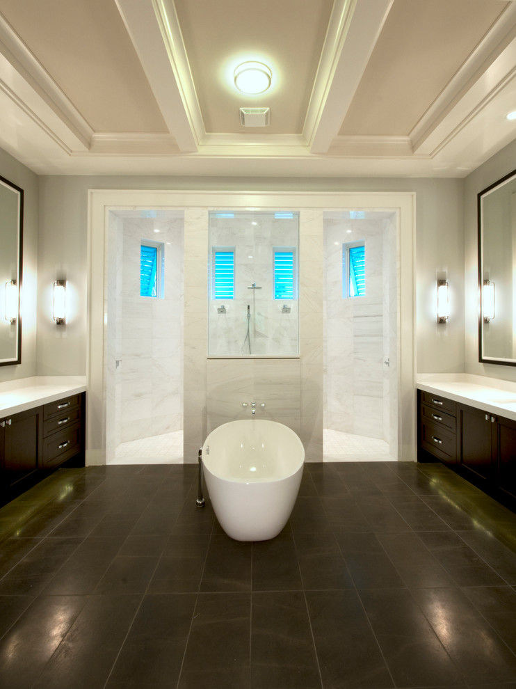 マイアミにあるトロピカルスタイルのおしゃれな浴室の写真