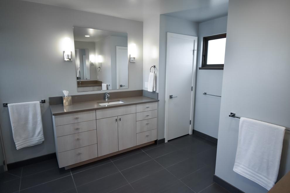 Пример оригинального дизайна: большая главная ванная комната в стиле модернизм с плоскими фасадами, бежевыми фасадами, душем без бортиков, унитазом-моноблоком, синими стенами, врезной раковиной, черным полом, открытым душем и серой столешницей