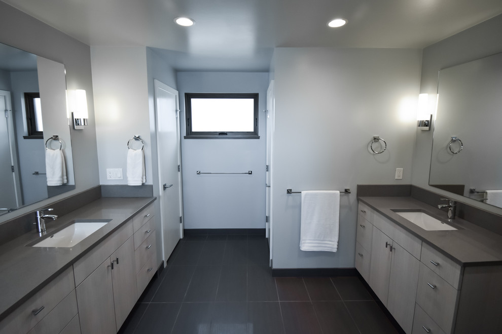 Идея дизайна: большая главная ванная комната в стиле модернизм с плоскими фасадами, бежевыми фасадами, душем без бортиков, унитазом-моноблоком, синими стенами, врезной раковиной, черным полом, открытым душем и серой столешницей