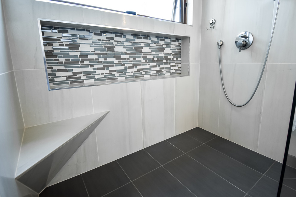 Idee per una grande stanza da bagno padronale minimalista con ante lisce, ante beige, doccia a filo pavimento, WC monopezzo, pareti blu, lavabo sottopiano, pavimento nero, doccia aperta e top grigio