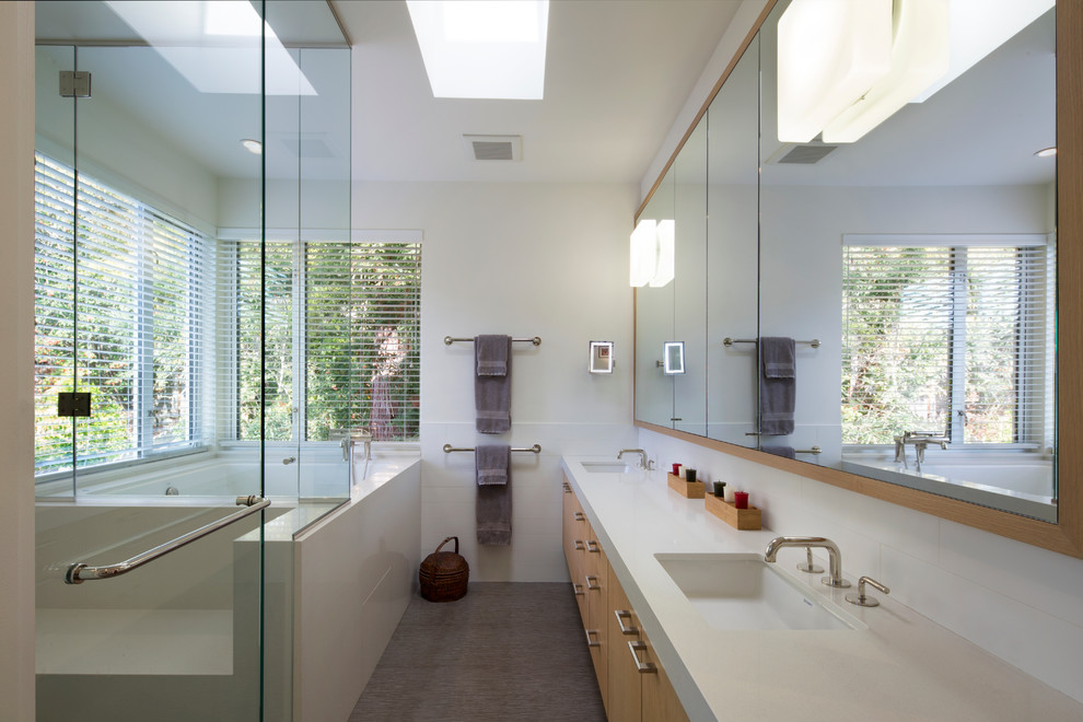 Идея дизайна: маленькая главная ванная комната в современном стиле с фасадами цвета дерева среднего тона для на участке и в саду