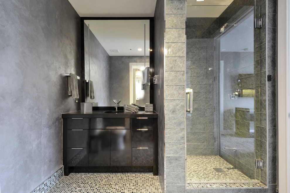 Exempel på ett modernt badrum, med släta luckor, svarta skåp, en dusch i en alkov, grå kakel och grå väggar