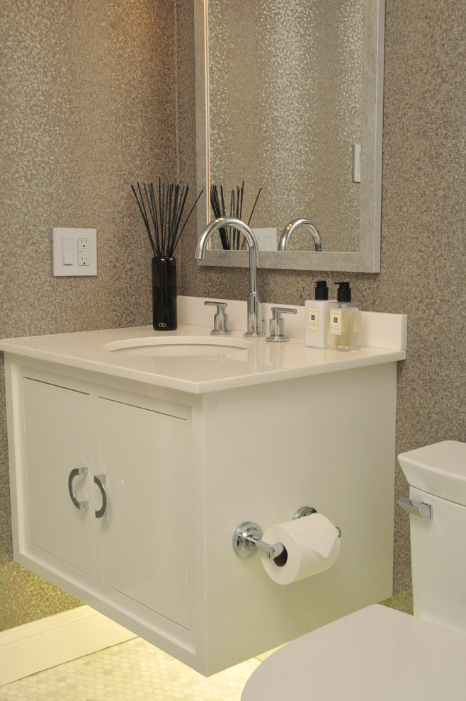 Exempel på ett mellanstort modernt vit vitt badrum för barn, med ett undermonterad handfat, möbel-liknande, vita skåp, bänkskiva i akrylsten, ett badkar i en alkov, en dusch i en alkov, en toalettstol med hel cisternkåpa, vit kakel, stenkakel, grå väggar, marmorgolv och vitt golv