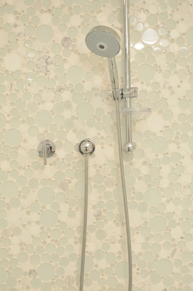 Exempel på ett mellanstort modernt vit vitt en-suite badrum, med ett undermonterad handfat, möbel-liknande, vita skåp, bänkskiva i akrylsten, en dusch i en alkov, en toalettstol med hel cisternkåpa, grön kakel, glaskakel, gröna väggar, marmorgolv, grått golv och dusch med gångjärnsdörr