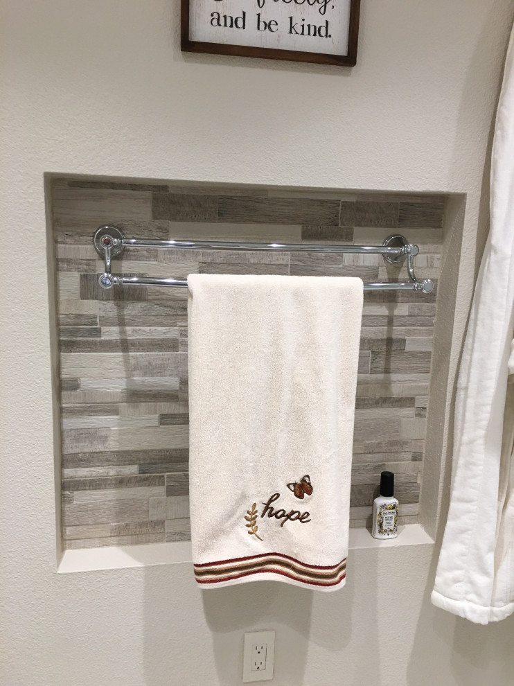 Foto på ett mellanstort vintage grå badrum, med luckor med upphöjd panel, vita skåp, ett badkar i en alkov, en dusch/badkar-kombination, en toalettstol med separat cisternkåpa, beige kakel, stenkakel, beige väggar, linoleumgolv, ett undermonterad handfat, granitbänkskiva, grått golv och dusch med skjutdörr