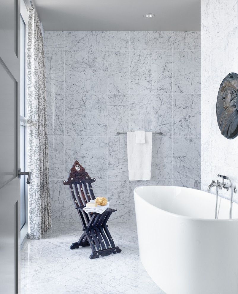 オースティンにあるコンテンポラリースタイルのおしゃれな浴室 (置き型浴槽、白いタイル、石タイル、大理石の床) の写真