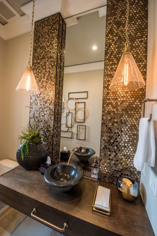 Inspiration för mellanstora medelhavsstil brunt badrum, med brun kakel, mosaik, beige väggar, ett fristående handfat och träbänkskiva