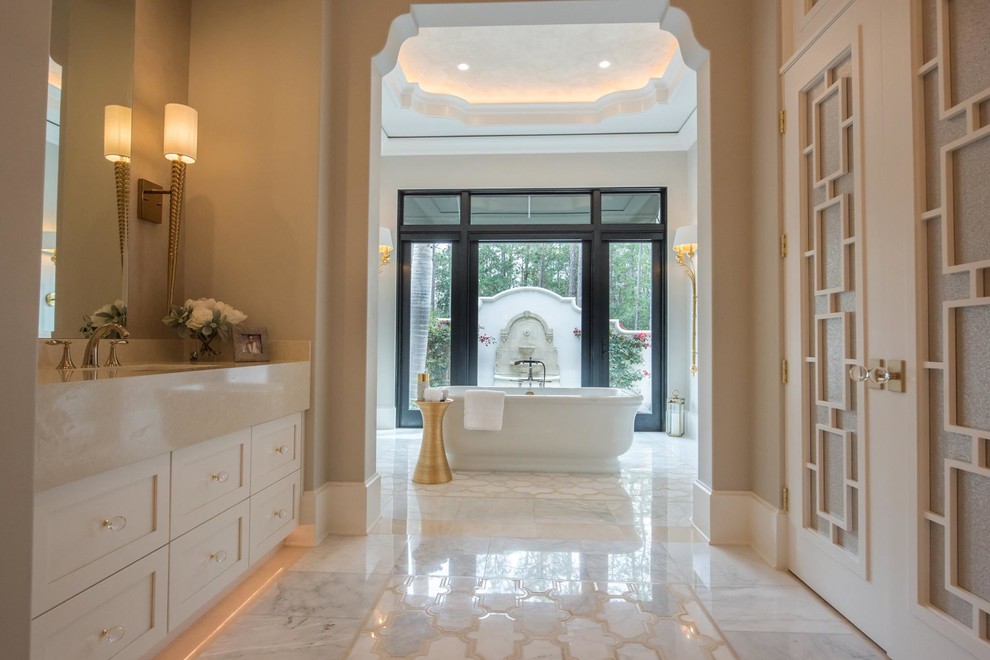 Idées déco pour une grande salle de bain principale classique avec un placard à porte shaker, des portes de placard blanches, un mur beige, un sol en marbre, un lavabo intégré, un plan de toilette en quartz modifié, un sol gris et un plan de toilette beige.