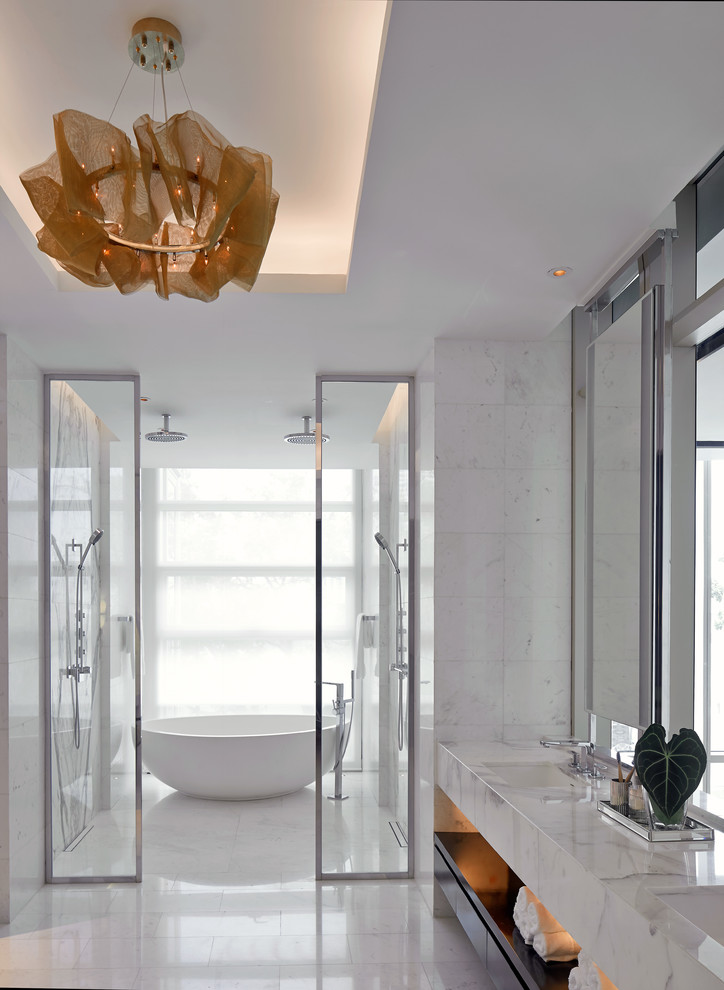 На фото: главная ванная комната среднего размера: освещение в современном стиле с темными деревянными фасадами, отдельно стоящей ванной, белой плиткой, белыми стенами, мраморным полом, мраморной столешницей, двойным душем, врезной раковиной и открытым душем с