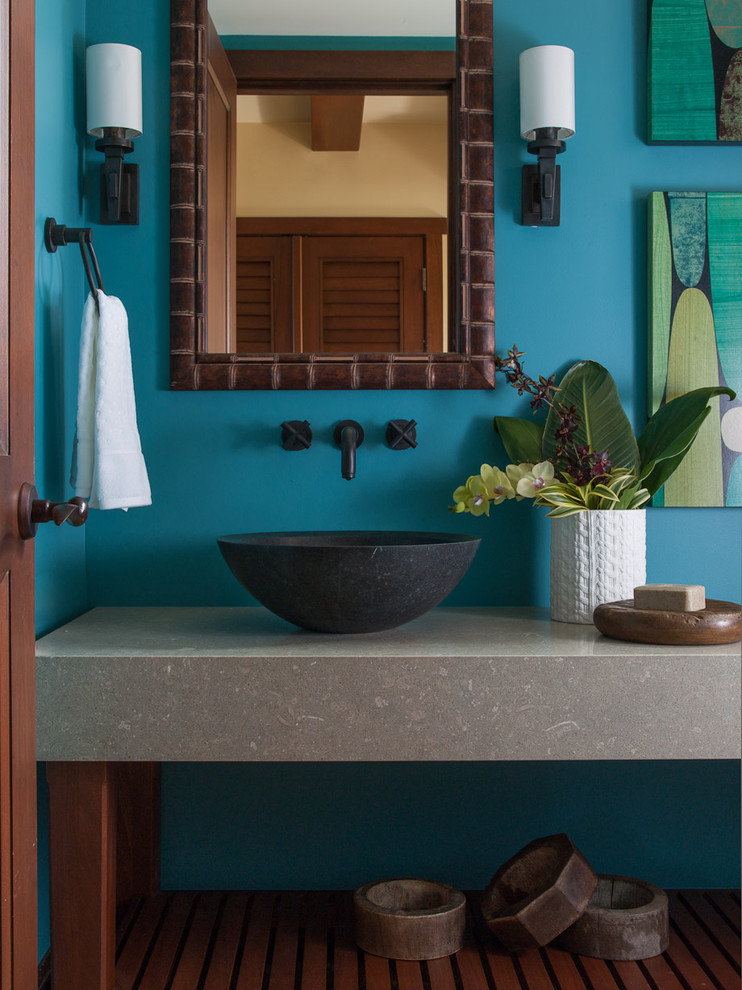На фото: ванная комната среднего размера в морском стиле с настольной раковиной и синими стенами