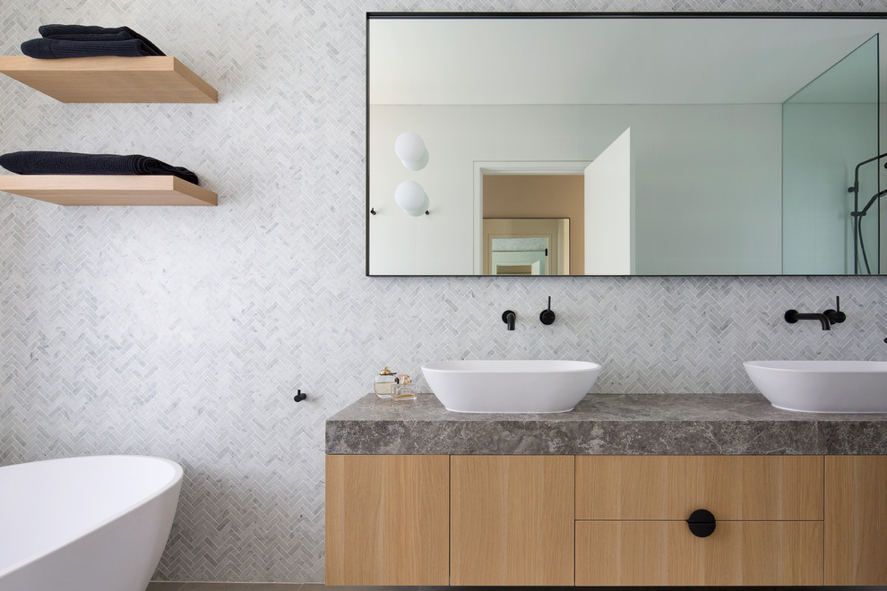 Идея дизайна: главная ванная комната среднего размера в современном стиле с плоскими фасадами, коричневыми фасадами, отдельно стоящей ванной, угловым душем, серой плиткой, мраморной плиткой, серыми стенами, настольной раковиной, открытым душем и серой столешницей