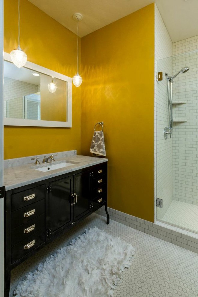 На фото: главная ванная комната среднего размера в современном стиле с плоскими фасадами, черными фасадами, душем в нише, белой плиткой, плиткой кабанчик, желтыми стенами, полом из керамогранита, врезной раковиной и столешницей из гранита