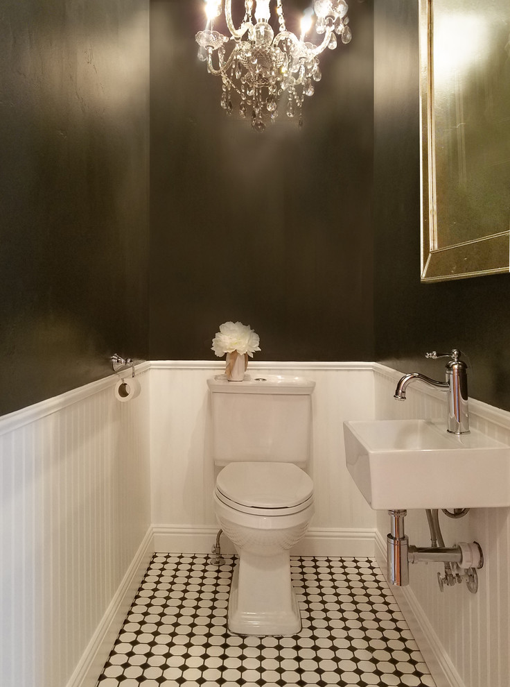 Стильный дизайн: маленький туалет с унитазом-моноблоком, белой плиткой, черными стенами, полом из керамической плитки, подвесной раковиной и белым полом для на участке и в саду - последний тренд