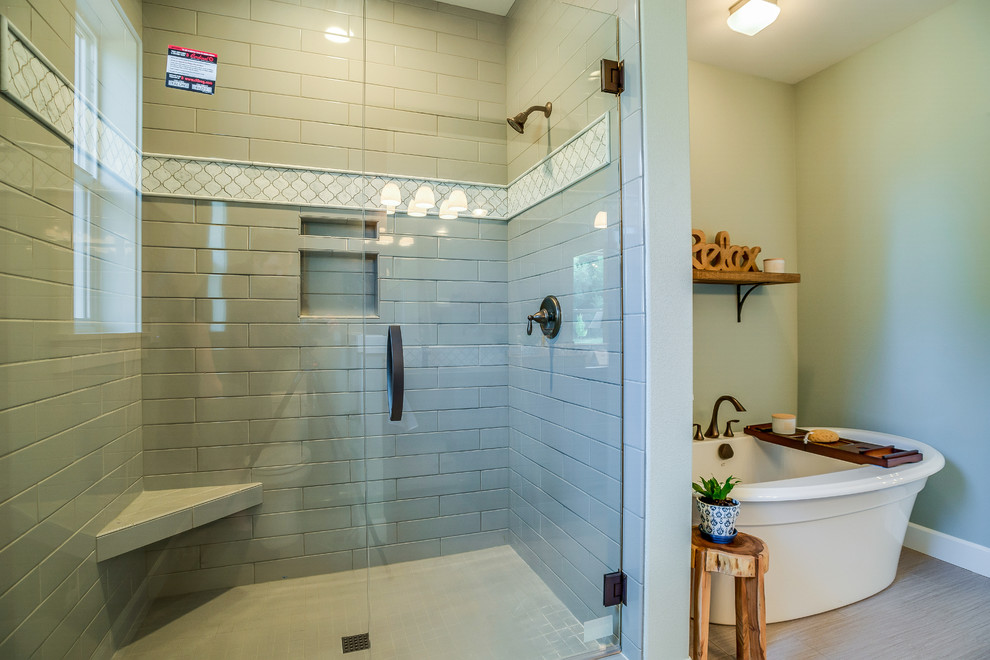 Idéer för att renovera ett mellanstort amerikanskt en-suite badrum, med ett fristående badkar, gröna väggar, en dusch i en alkov, blå kakel, tunnelbanekakel, klinkergolv i porslin, grått golv och dusch med gångjärnsdörr