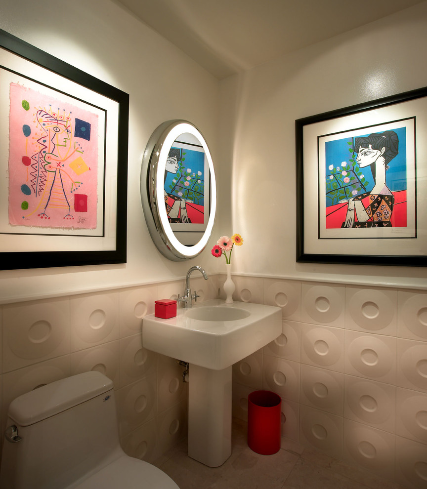 Idéer för ett mellanstort modernt badrum, med ett piedestal handfat, en toalettstol med hel cisternkåpa och vit kakel