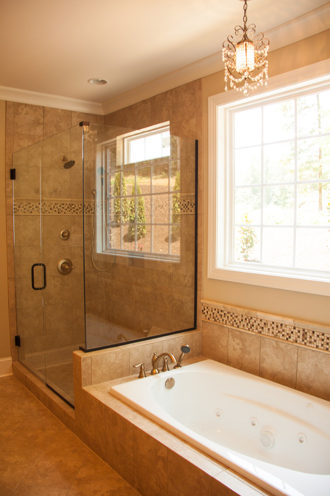 Foto på ett mellanstort vintage en-suite badrum, med ett platsbyggt badkar, en hörndusch, beige kakel, keramikplattor, beige väggar och klinkergolv i keramik