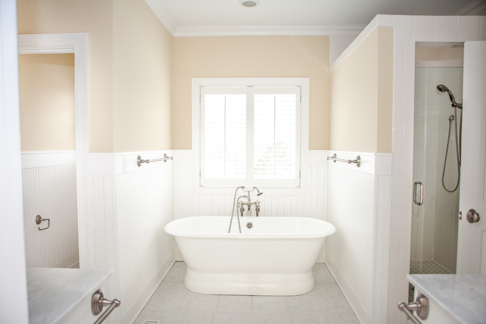 Inspiration pour une douche en alcôve principale rustique de taille moyenne avec une baignoire indépendante, un carrelage blanc, des carreaux de céramique, un mur beige, un sol en marbre et un plan de toilette en marbre.