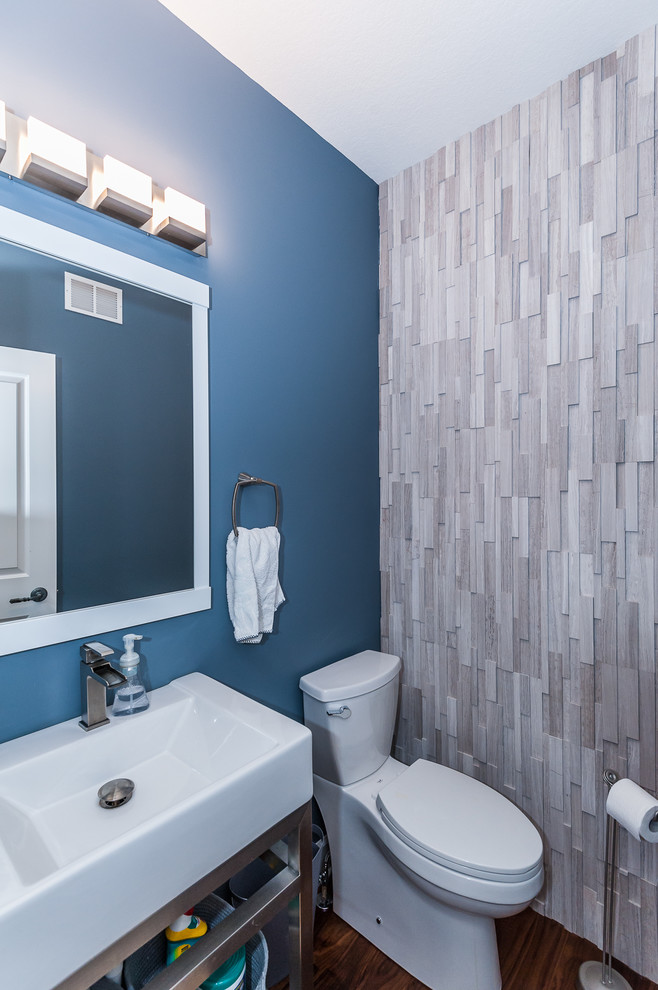 他の地域にある小さなトランジショナルスタイルのおしゃれな浴室 (分離型トイレ、青い壁、濃色無垢フローリング、茶色い床) の写真