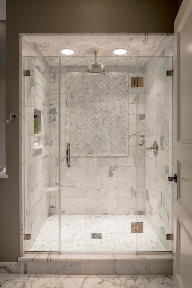 Foto de cuarto de baño clásico extra grande con ducha esquinera, baldosas y/o azulejos blancos, baldosas y/o azulejos en mosaico, paredes blancas y suelo de mármol