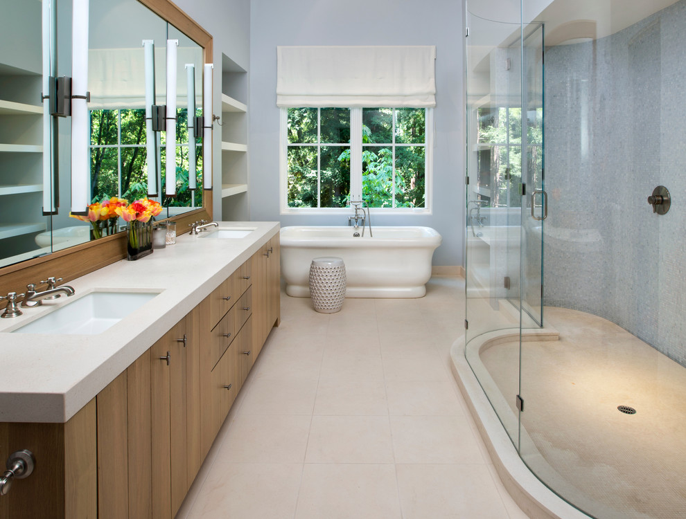 Идея дизайна: ванная комната в стиле неоклассика (современная классика) с отдельно стоящей ванной и врезной раковиной