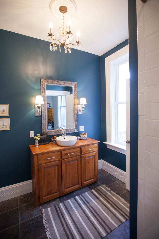 Ejemplo de cuarto de baño principal tradicional renovado pequeño con baldosas y/o azulejos blancos, paredes azules y suelo de pizarra