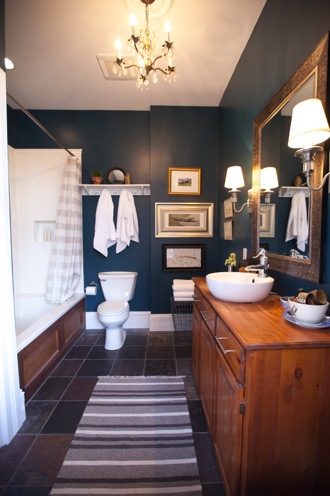 Exemple d'une petite salle de bain principale chic avec un carrelage blanc, un mur bleu et un sol en ardoise.