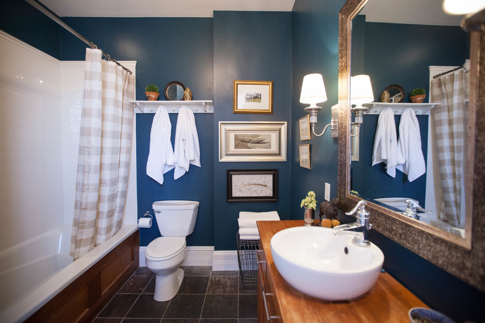 Modelo de cuarto de baño principal clásico renovado pequeño con baldosas y/o azulejos blancos, paredes azules y suelo de pizarra