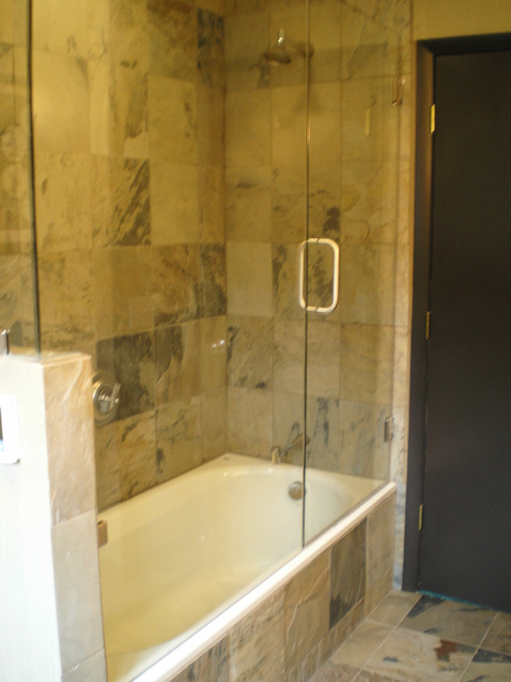 Свежая идея для дизайна: главная ванная комната среднего размера в современном стиле с плоскими фасадами, темными деревянными фасадами, полновстраиваемой ванной, душем над ванной, раздельным унитазом, синей плиткой, каменной плиткой, зелеными стенами, полом из сланца, настольной раковиной и столешницей из гранита - отличное фото интерьера