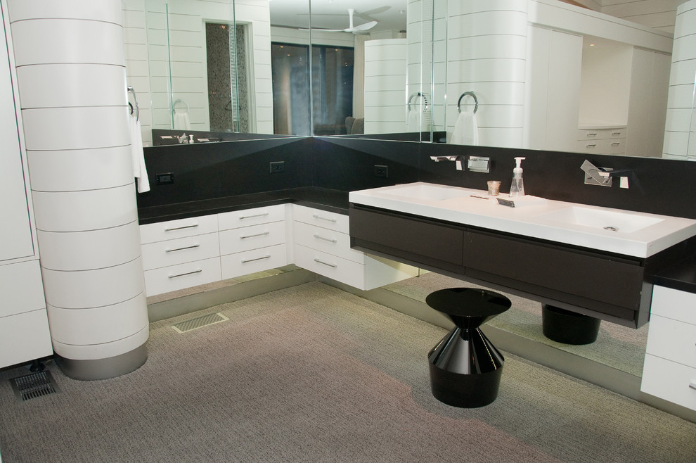 Großes Modernes Badezimmer En Suite mit flächenbündigen Schrankfronten, weißen Schränken, freistehender Badewanne, weißer Wandfarbe, hellem Holzboden und Wandwaschbecken in Dallas